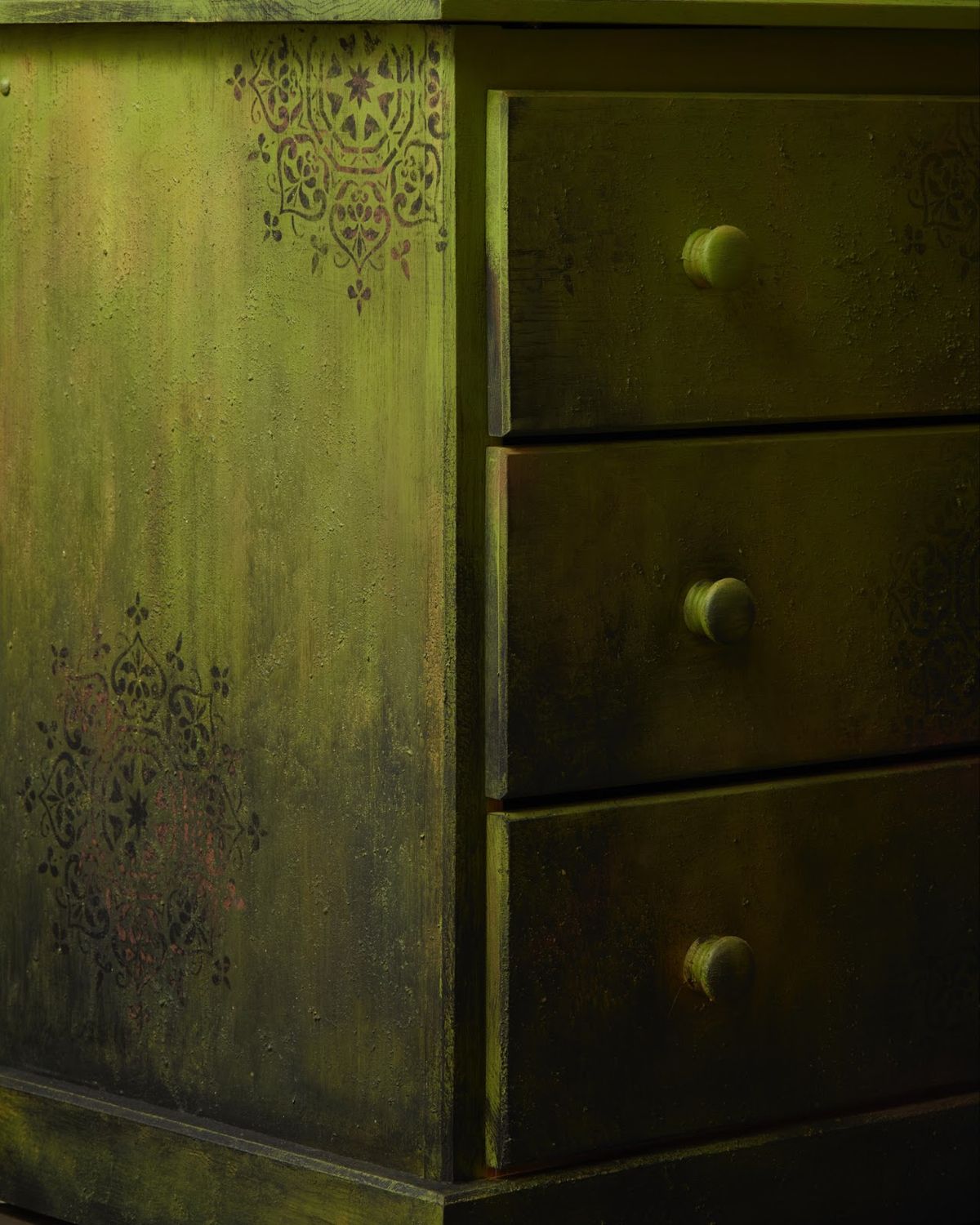 Cajonera vintage restaurada con Alchemy by Fusion Moss en chartreuse verde amarillento con estarcido decorativo, acabado ultra mate aterciopelado limestone y chalk
