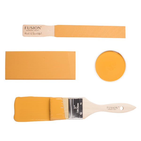 Muestra de color Fusion Mineral Paint Mustard con brocha, trazos y paleta de pintura amarillo mostaza