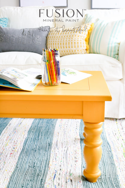 Mesa de centro restaurada con Fusion Mineral Paint Mustard, acabado mate amarillo mostaza vibrante