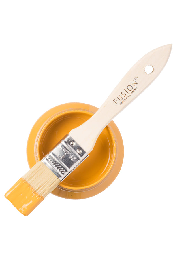 Bote abierto de Fusion Mineral Paint Mustard con brocha, pintura mineral amarillo mostaza lista para usar