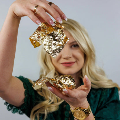 Kacha Gold Leaf Sheets - láminas de pan de oro de imitación sostenidas en mano - textura dorada brillante para proyectos de upcycling y restauración de muebles
