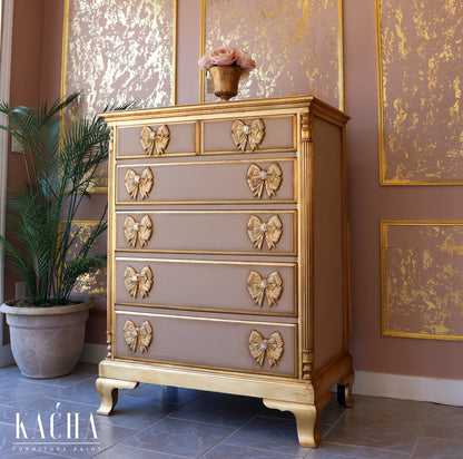 Pan de oro Kacha aplicado en cómoda alta rosa palo con tiradores en forma de lazo dorado y cantos dorados - acabado lujoso estilo Regency restaurado - Kacha Furniture Paint

