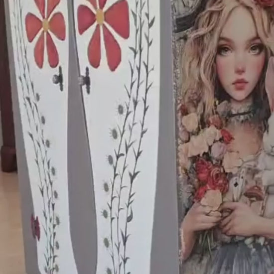 Aparador artesanal Alicia en el País de las Maravillas - decoupage hecho a mano en madera maciza de haya Anaqa Design. video