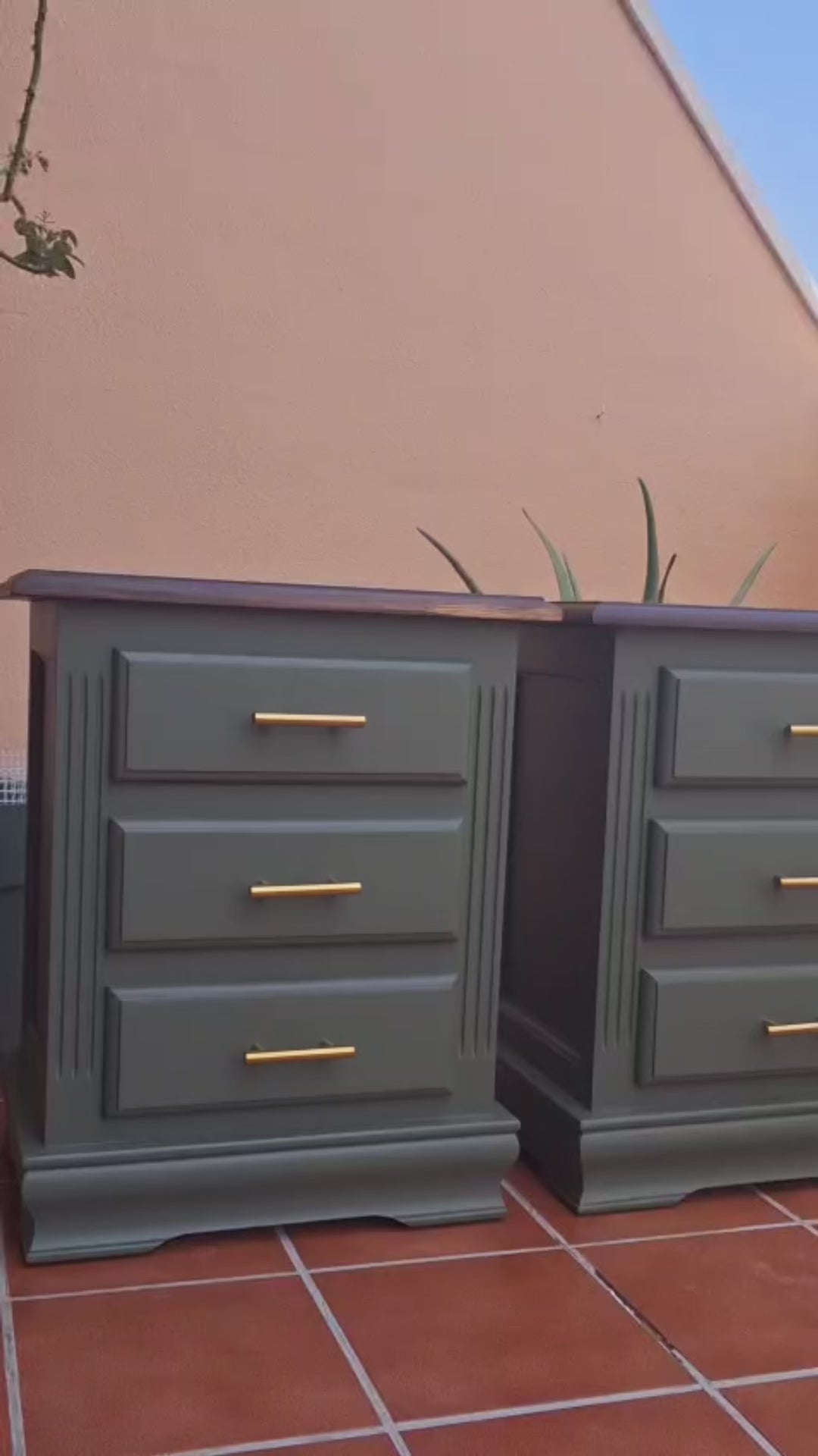 Vídeo de mesitas de noche antiguas restauradas en verde oliva — juego de 2 de madera maciza de pino español pintadas a mano, Anaqa Design