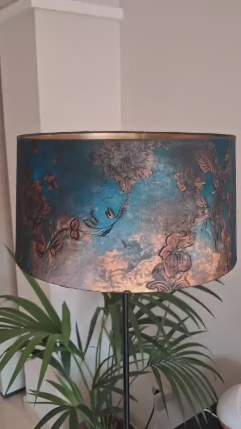 Pantalla lámpara boho chic hecha a mano papel de seda - diseño floral oriental azul y tierra con interior dorado. video