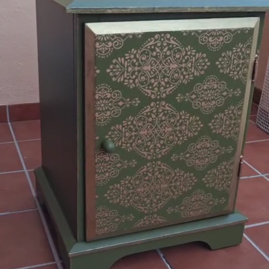 Vídeo de mueble auxiliar marroquí verde oliva pintado a mano, armario restaurado artesanalmente — Anaqa Design