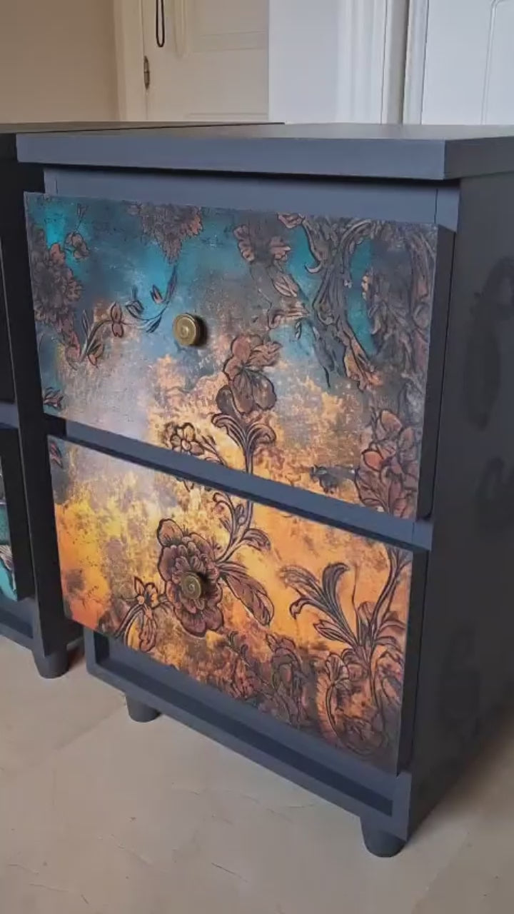 Mesita de noche Mid-Century Modern con frente floral amarillo en decoupage y base pizarra azulada - pieza única Anaqa Design