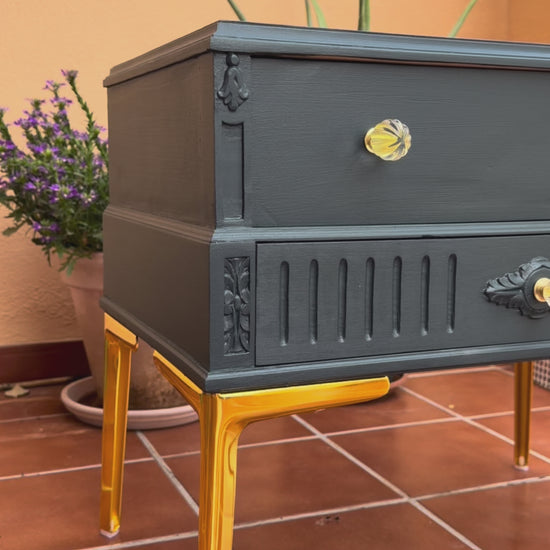 Mesita de noche Art Déco azul restaurada a mano por Anaqa Design — vista en movimiento de los detalles tallados, tiradores de cristal y patas doradas