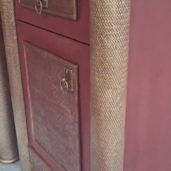 Mesita de noche vintage restaurada en burdeos y dorado envejecido, con columnas texturizadas, cajón y puerta con tiradores de anilla.