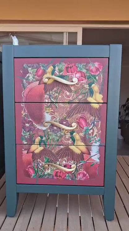 Pareja mesitas de noche bohemias con decoupage artesanal y tiradores bronce dorado - piezas únicas Anaqa Design. video