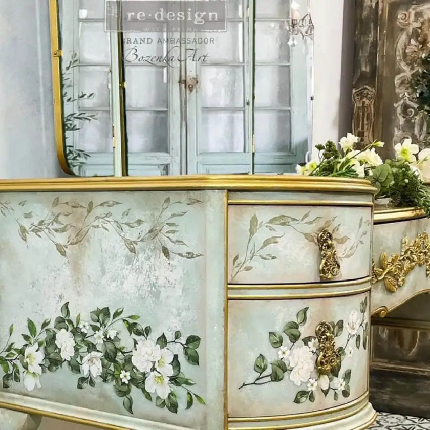 Transferencia decorativa Flowers On The Trellis en cómoda barroca verde menta restaurada con detalles dorados - flores blancas y hojas verdes en celosía - Re-Design with Prima - ambassador Bozenka Art

