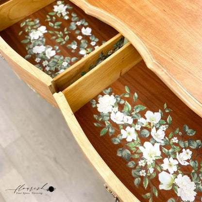 Transferencia decorativa Flowers On The Trellis en tocador verde menta estilo Queen Anne restaurado con espejo tríptico - flores blancas y hojas verdes en celosía - Re-Design with Prima - ambassador Bozenka Art
