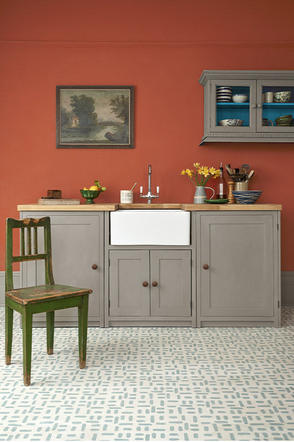 Diseño Brushwork Tile pintado en Greek sobre fondo Navy Blue