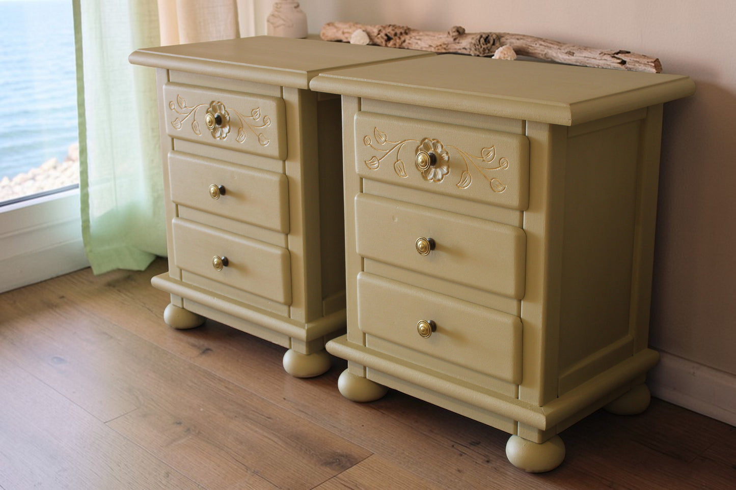 Mesita noche vintage pintada a mano verde limón beige con tirador latón dorado, madera pino macizo