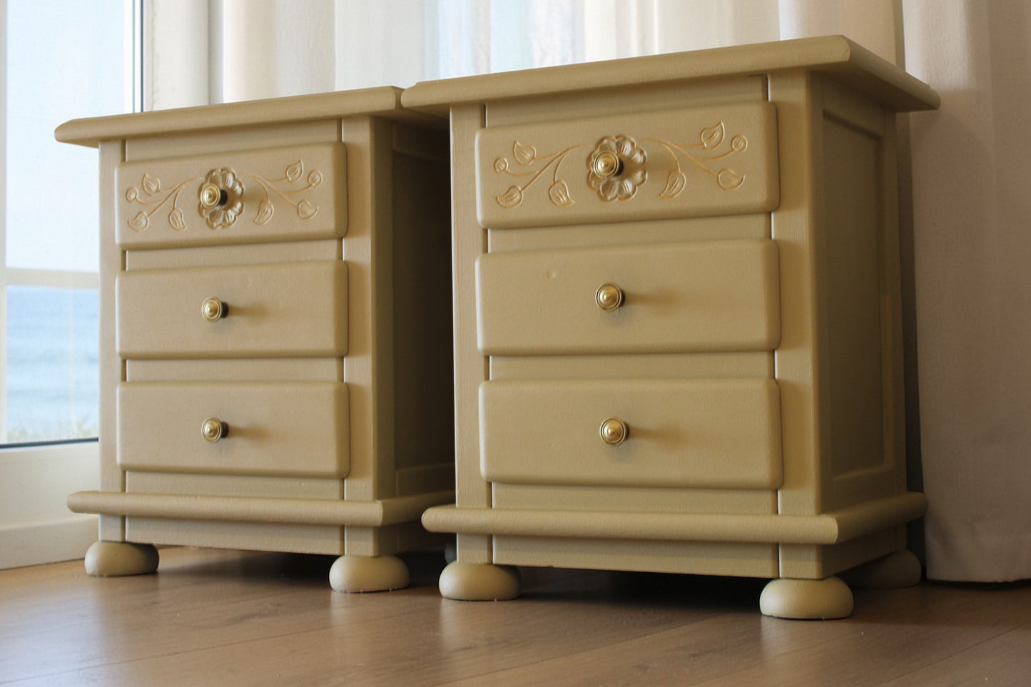 Vista frontal mesita noche pino macizo restaurada, color verde limón beige, estilo mid-century andaluz