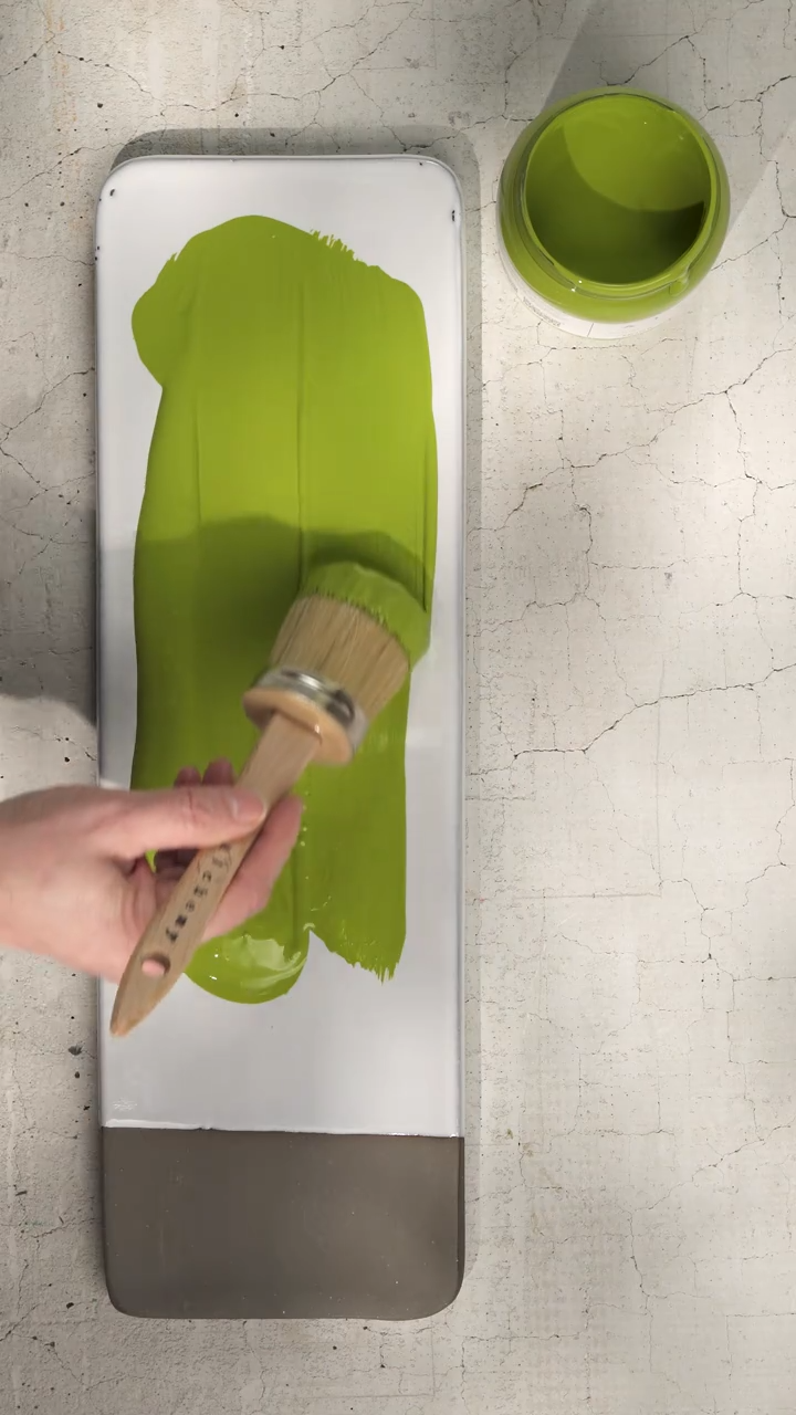 Pintura a la tiza Alchemy deslizándose con brocha sobre superficie de madera